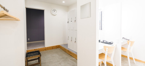 パーソナルジムUNDEUX神戸スタジオのロッカールーム横にはシャワールームが完備しており、いつでも綺麗で清潔に保っております。